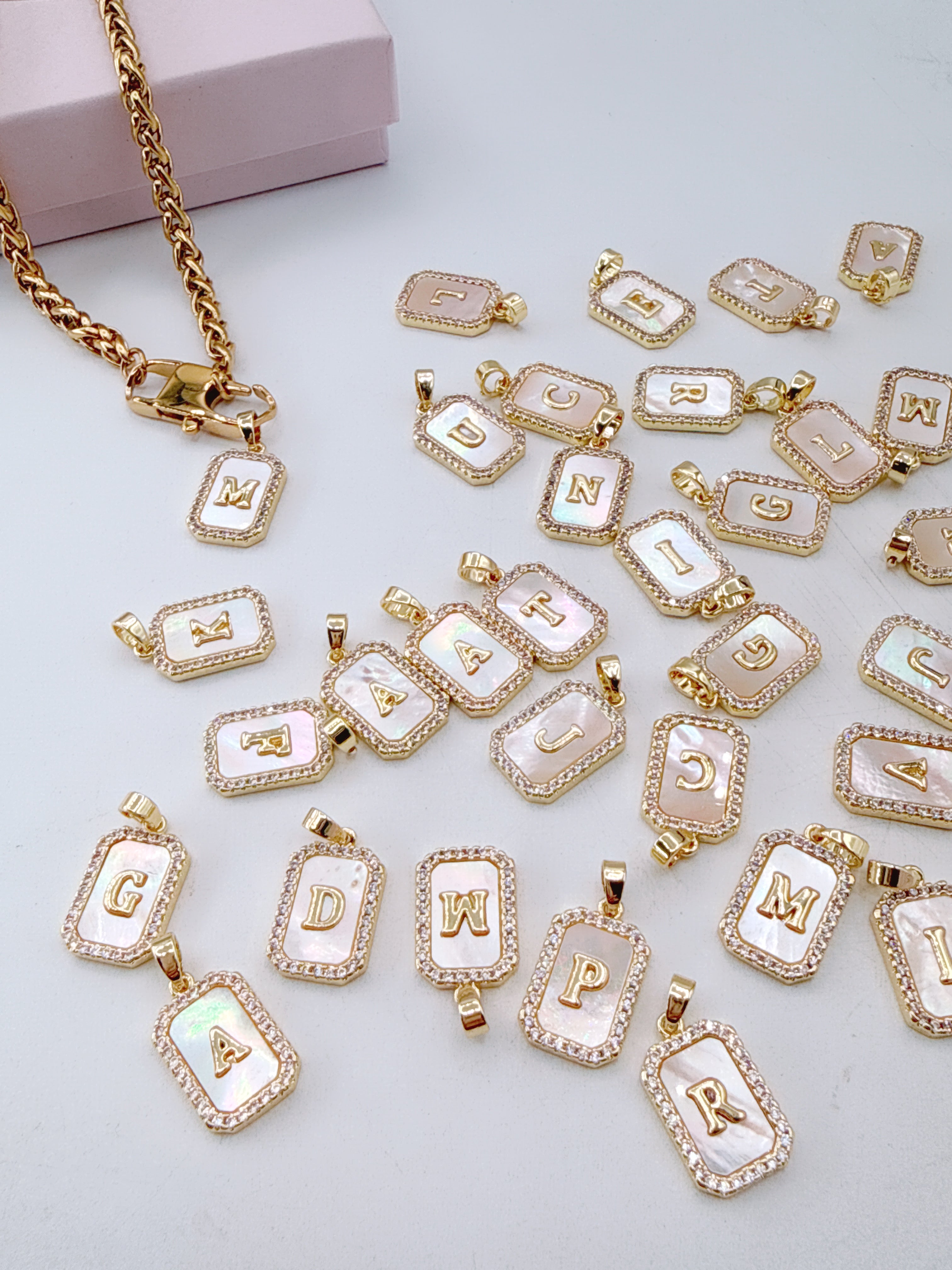 CIONDOLO Lettera Madreperla Lusso