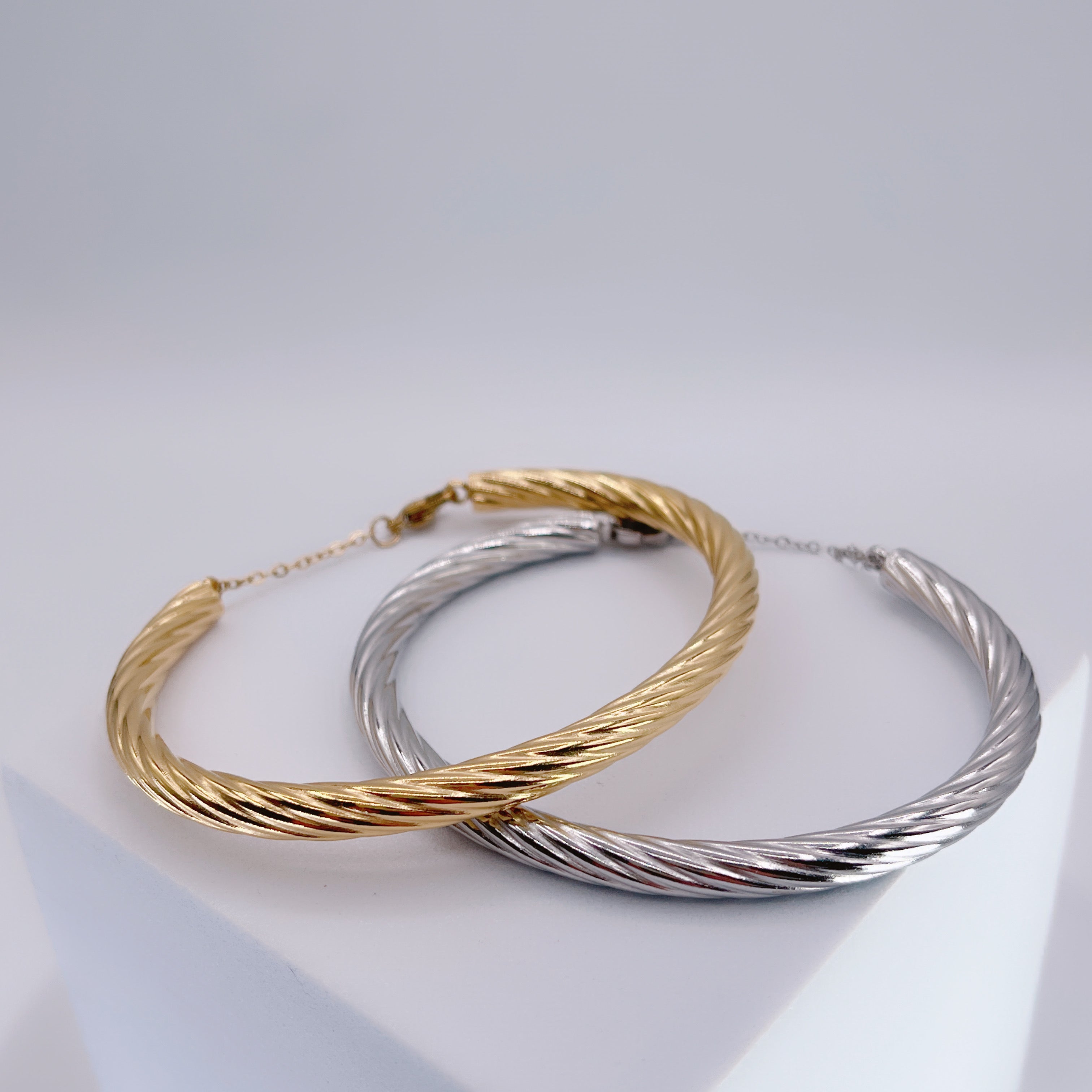 Bracciale Rigido Intrecciato